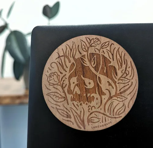 Vista 2 de Calcomanía de chapa de madera de calavera + rosa, diseño místico para laptops, botellas de agua y más, calcomanía adhesiva de madera de cerezo de 3
