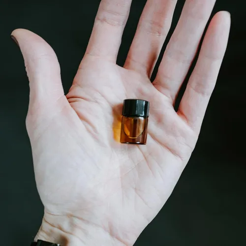 Vista 5 de 100 viales pequeños de vidrio ámbar de 2 ml con tapas de rosca (100 unidades)