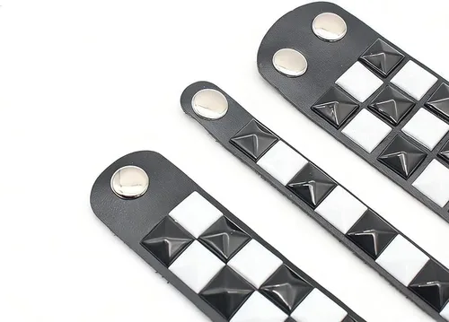 Vista 5 de Juego de 3 pulseras de cuero con remache cuadrado de tablero de ajedrez blanco y negro - Pulsera unisex estilo punk