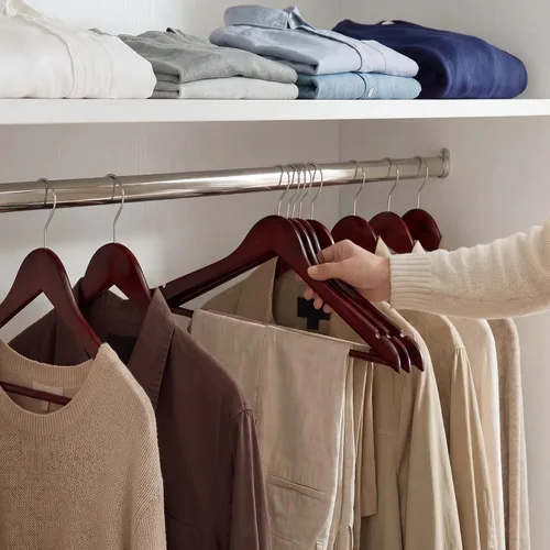 Vista 6 de StorageWorks - Paquete de 20 perchas de madera para abrigos, camisas, chaquetas, pantalones y trajes, color cereza oscuro