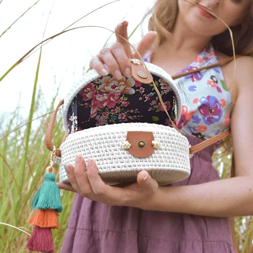 Vista 5 de Natural Neo - Bolsa tejida a mano de mimbre redonda y elegante con correas de cuero natural