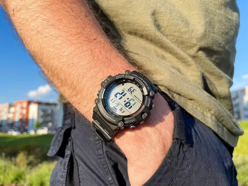 Vista 2 de Casio Illuminator - Reloj digital con batería de 10 años, correa extra larga de 328.1ft, resistente al agua, 5 alarmas con temporizador de cuenta