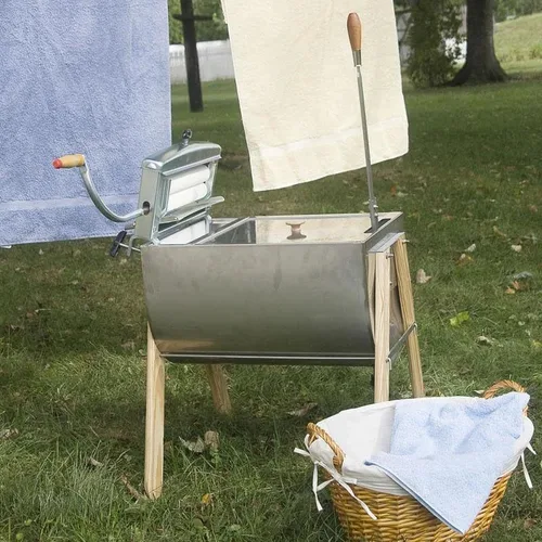 Vista 2 de Lavadero manual con agitador de ropa y escurridor de Lehman's con patas de madera