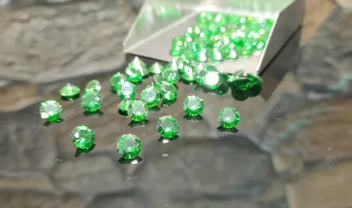 Vista 2 de Circonita cúbica verde esmeralda de calidad AAA, forma redonda, color verde esmeralda, piedras sueltas de 0.079 in, 250 piezas de circonita cúbica