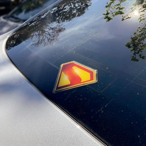 Vista 4 de Fan Emblems Calcomanía cromada para automóvil con licencia oficial de Superman (película de Superman 2025)