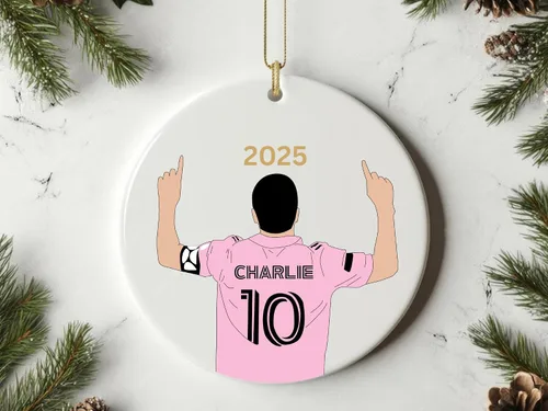 Vista 2 de Adorno de cerámica de fútbol navideño personalizado, regalos de mini pelota de equipo de fútbol, regalo personalizable, recuerdo