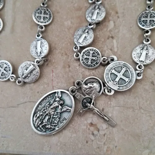 Vista 3 de Collar con rosario, medallas de San Miguel y San Benito, collar católico para hombres, mujeres y niños, regalo religioso