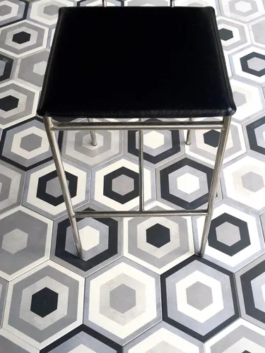 Vista 4 de Mama Mia - Azulejo de porcelana hexagonal gris con patrón geométrico (9 unidades, 10,2 x 11,4 pulgadas)