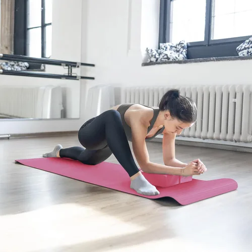 Vista 4 de BalanceFrom 7-Piece Yoga Set with 71x24x0.5 Inches Extra Thick Mat and Carrying Sling – Includes 2 Blocks, Stretch Strap, 2 Towels, and Knee Pad for