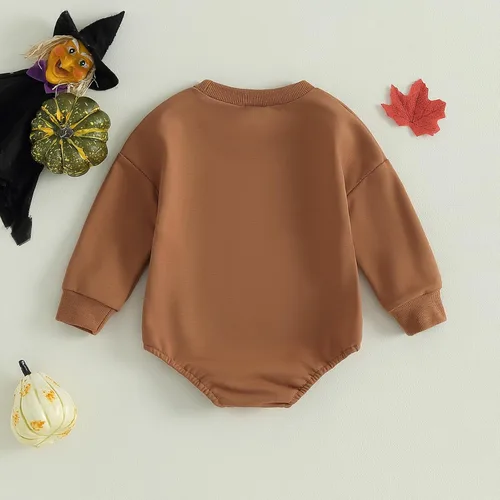 Vista 3 de Shejingb Ropa de bebé de Halloween para niñas y niños, sudadera con cuello redondo, enterizo divertido con letras impresas, enterizo de burbujas