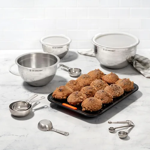 Vista 6 de Le Creuset Tazas medidoras de acero inoxidable, juego de 4 El juego incluye: 1/4, 1/3, 1/2 y 1 tazas
