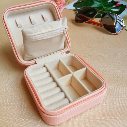 Vista 2 de HerFav Organizador de joyas de viaje, pequeño joyero, mini joyero portátil para anillos, aretes y collares para mujeres y niñas (rosa)