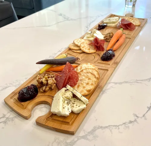 Vista 4 de Juego de tablas de embutidos de bambú, diseño único de piezas de rompecabezas con soporte para copas de vino, tabla de quesos de charcutería
