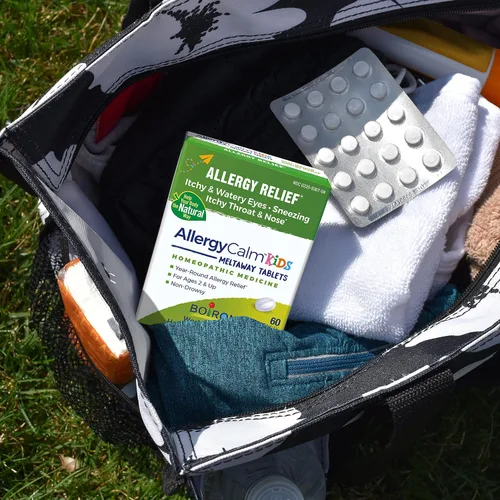 Vista 6 de Boiron AllergyCalm Kids Tabletas para aliviar la alergia y la fiebre del heno síntomas de estornudos, secreción nasal y picazón en los ojos