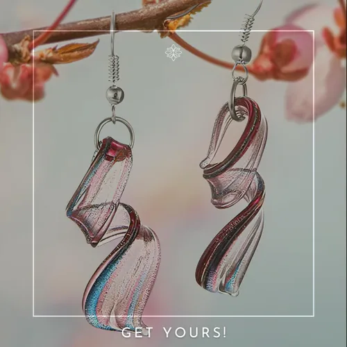 Vista 7 de BESHEEK Pendientes colgantes de vidrio de Murano inspirados hechos a mano en rosa, morado y azul con torsión Hechos a mano, soplados
