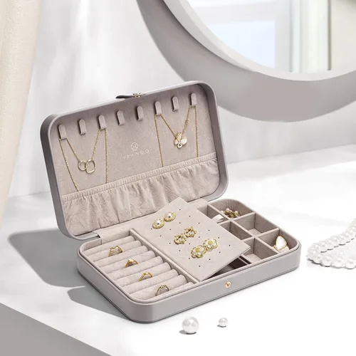 Vista 9 de Vlando Joyero de viaje para mujer, caja organizadora de joyas de cuero portátil para collares, aretes, anillos, pulseras, tamaño pequeño, regalos