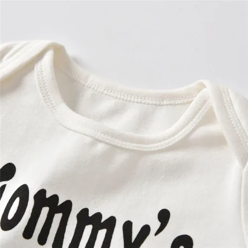 Vista 3 de Conjunto de 3 piezas de ropa para bebés y niños, mameluco con letras, pantalones, sombrero