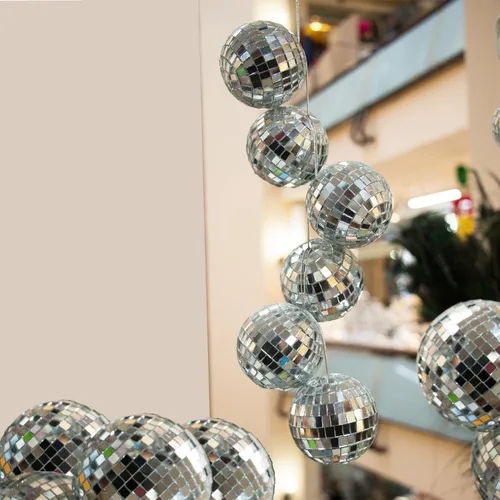 Vista 8 de Bola de discoteca de espejo de 12 pulgadas, bola colgante plateada de 2 pulgadas con cuerda adjunta, refleja la luz, recuerdo de fiesta