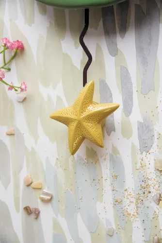 Vista 3 de Enesco Allen Designs Shelley - Reloj de pared con péndulo esculpido de sirena con estrella de mar, 17.25 pulgadas, multicolor