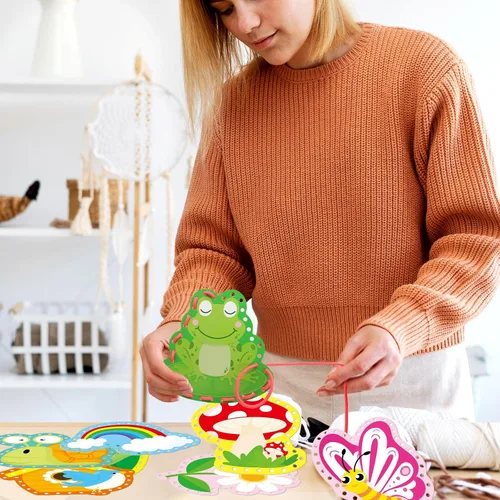 Vista 5 de Tarjetas de cordones de primavera para niños, 12 paquetes de kits de costura, flores de arcoíris, mariposa, cartón, tarjetas de costura