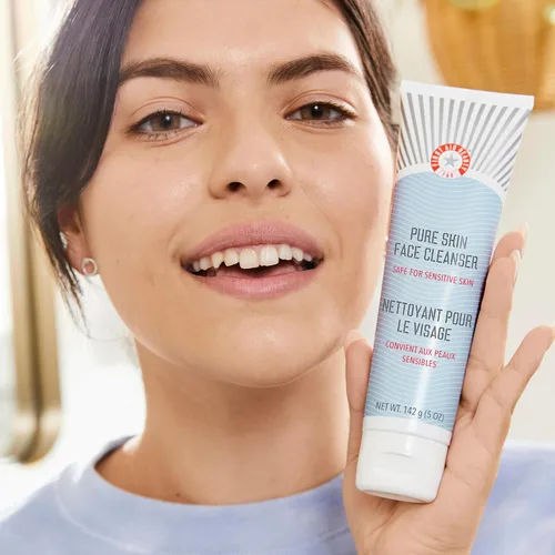 Vista 7 de First Aid Beauty - Limpiador facial Pure Skin, elimina eficazmente el maquillaje, la suciedad y las impurezas, limpiador suave deja la piel suave