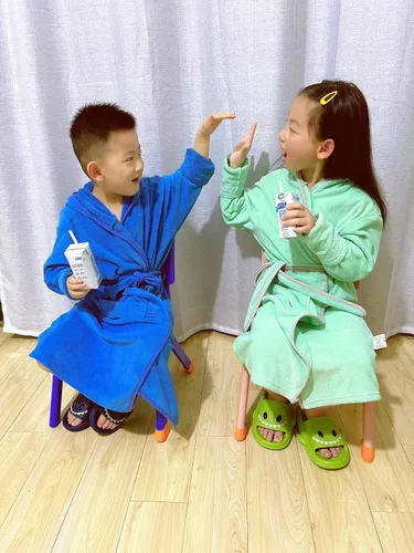 Vista 8 de SWMSTUPF Bata de baño para niños y niñas, toalla suave con capucha, bata de algodón turco, color verde