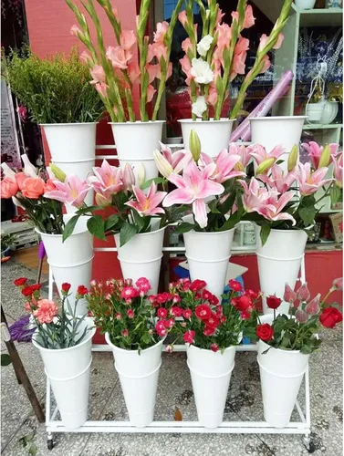Vista 2 de U&Q - Soporte de metal para 3 plantas con ruedas, moderno estante para plantas con cubo de flores, soporte de exhibición de flores para interiores