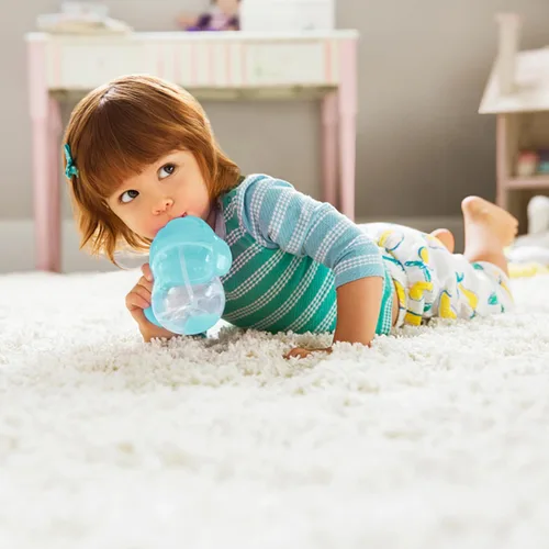 Vista 2 de Munchkin Any Angle Vaso Sippy para Niños Pequeños, Vaso con Pajita Lastrada a Prueba de Derrames con Asas de Transición para Bebés de 6 Meses en Azul