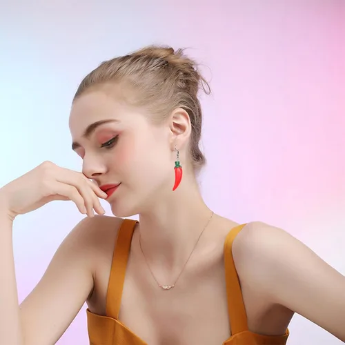 Vista 3 de Aretes de chile rojo para mujer, lindos aretes colgantes de resina para alimentos y verduras