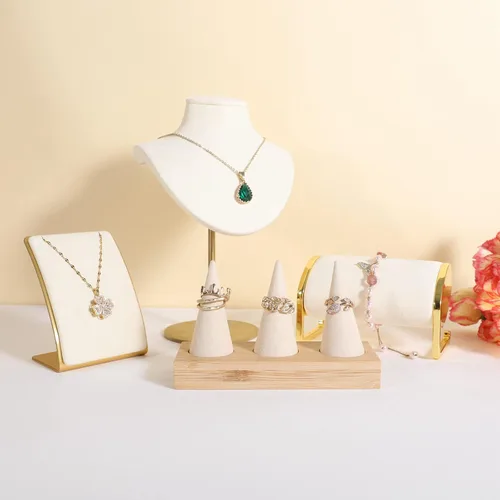 Vista 5 de GemeShou Soporte de anillo de madera blanca, soporte de anillo de terciopelo para joyas, bonito soporte de exhibición de anillos para vender
