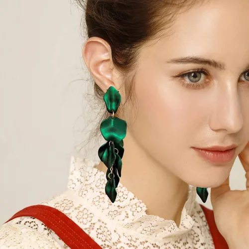 Vista 4 de Aretes largos de acrílico con diseño de pétalos de rosa, aretes colgantes de flores exageradas, aretes de borla floral para mujeres, fiestas, uso