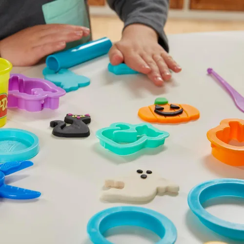 Vista 3 de Play-Doh - Set de herramientas navideñas, 43 accesorios y 10 colores de compuesto para modelar, regalos para rellenar calcetines de Navidad