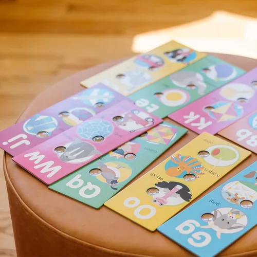 Vista 9 de Melissa & Doug Poke-A-Dot - Tarjetas jumbo de aprendizaje del alfabeto