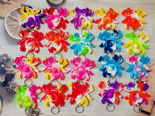Vista 2 de Paquete de 20 llaveros divertidos y únicos de araña, diseño de arcoíris, juguetes para fiestas de Halloween, juguetes para niños, estudiantes