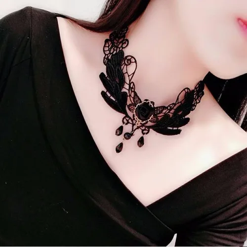 Vista 2 de YienDoo Gargantilla de encaje vintage con patrón de encaje gótico blanco, collar punk con borla y cuentas de perlas, gargantilla de princesa