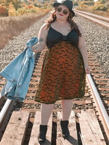 Vista 2 de Rosegal - Vestidos de talla grande para mujer, sin mangas, con cuello en V, gótico, vintage, de los años 50, con tirantes delgados, vestido largo