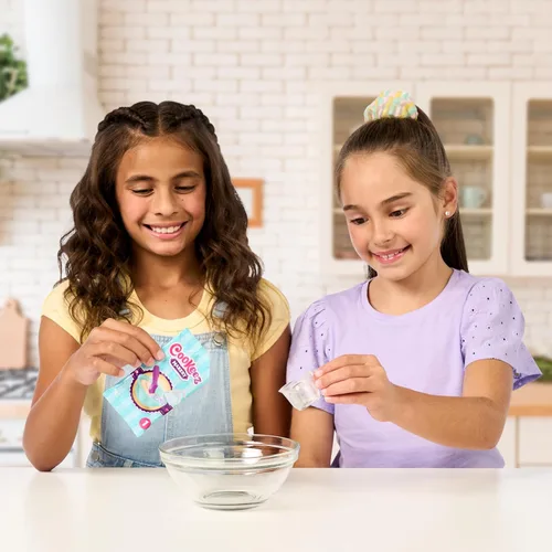 Vista 7 de Cookeez Makery Freezy Cakez. Mezcla y decora a tu mejor amigo de peluche. Coloca tu mezcla de pastel en la congelación y sorpréndete cuando salga un