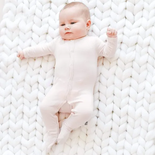 Vista 3 de KYTE BABY Mameluco unisex, rayón hecho de bambú, cierre a presión, 0-24 meses Rosa (Blush)