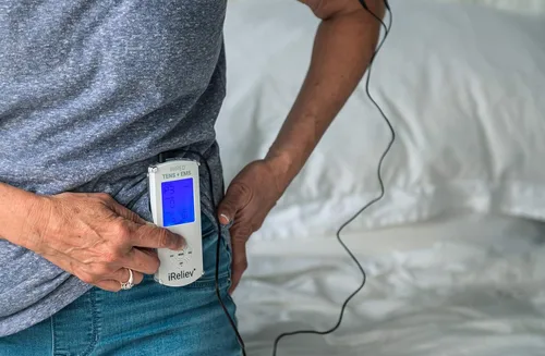 Vista 6 de Unidad iReliev TENS aprobada por la FDA + 14 modos de terapia, sistema de recuperación y alivio del dolor premium, recargable, pantalla grande