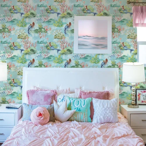 Vista 3 de Tempaper Blue Mermaid Toile - Papel tapiz removible para despegar y pegar, 20.5 pulgadas x 16.5 pies, fabricado en los Estados Unidos, vidrio marino