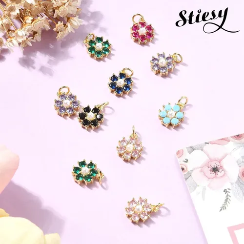 Vista 5 de Stiesy 10 dijes chapados en oro de 18 quilates al azar con forma de flor de latón, micro pavimenta colorida circonita cúbica CZ piedra colgante