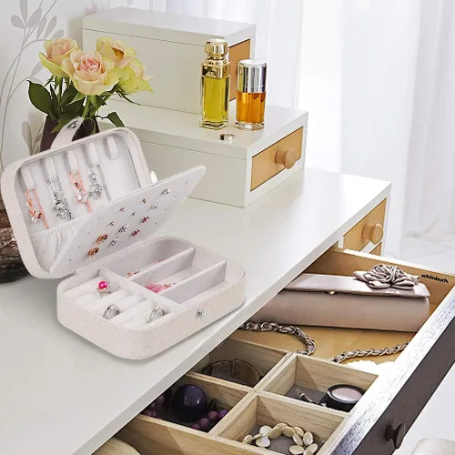 Vista 7 de XYMAO Joyeros portátiles de piel sintética para mujeres y niñas, organizador de joyas de viaje para collares, anillos y aretes (blanco brillante)