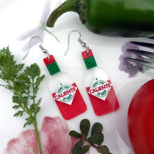 Vista 2 de Divertidos pendientes colgantes de botella de salsa picante, a algunos les gusta la salsa muy caliente rojo estilo tabasco botella pendientes