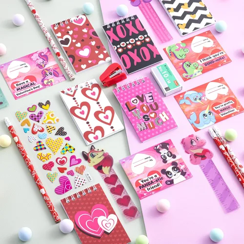 Vista 8 de JOYIN Juego de 28 artículos de papelería para el día de San Valentín con tarjeta de regalo para niños, incluye lápices, reglas, cuaderno