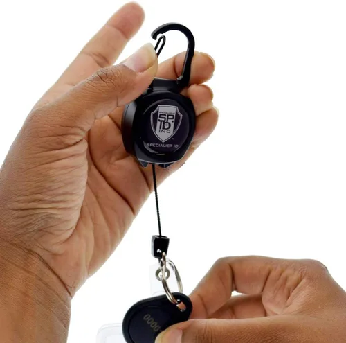 Vista 4 de Resistente placa de acompañante carabinero y Clave carrete por KEY-BAK con tres tarjeta policarbonato de identificación titular por Specialist ID