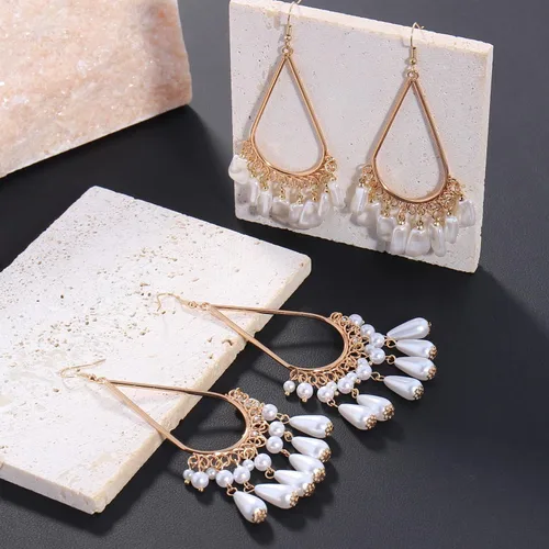 Vista 5 de COIRIS Aretes de lágrima de perlas con aretes de aro colgantes de metal para mujer