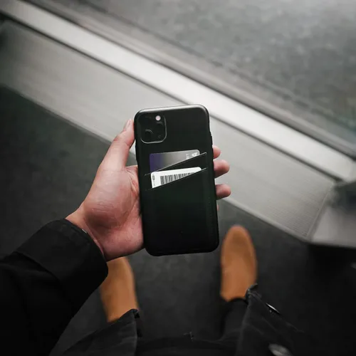 Vista 5 de Funda de cartera de cuero artesanal premium Bullstrap para iPhone 13 Ajuste impecable sin volumen y almacenamiento seguro de tarjetas Funda