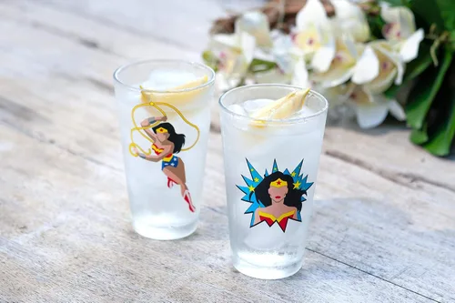 Vista 5 de Underground Toys Dc Wonder Woman - Juego de vasos de pinta Dos vasos de estilo cómic llenos de acción Juego de 2 vasos de edición limitada de 16