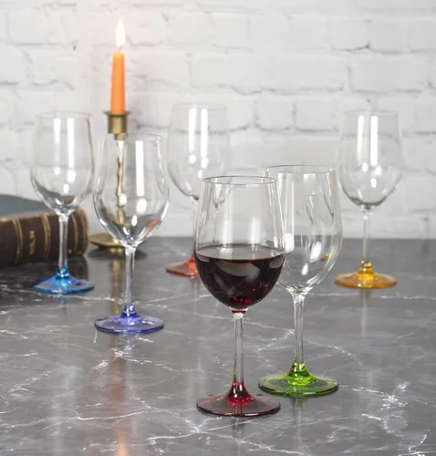 Vista 5 de Red Co. Juego de 6 copas de vino clásicas de acrílico transparente de 12 onzas líquidas para exteriores con bases multicolores