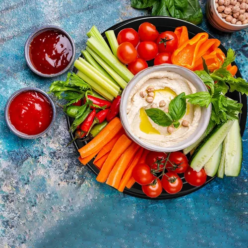Vista 8 de Frcctre Paquete de 12 bandejas de plástico de 12 pulgadas con tapa, platos desechables de plástico para servir alimentos con tapas de cúpula